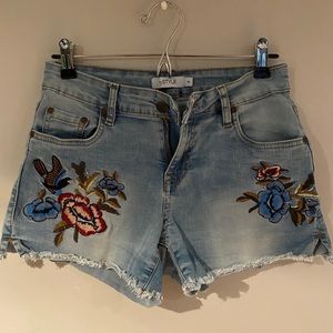Jean shorts with embroidered flowers